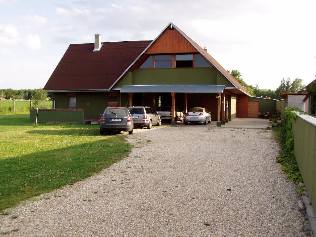 Penzion Pod Vapenkami Strážnice Exteriör bild