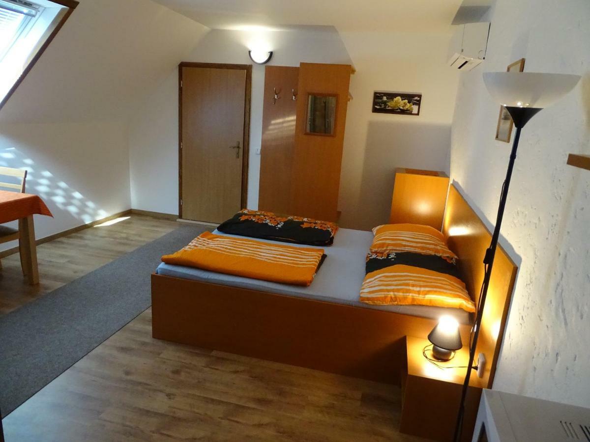 Penzion Pod Vapenkami Strážnice Exteriör bild