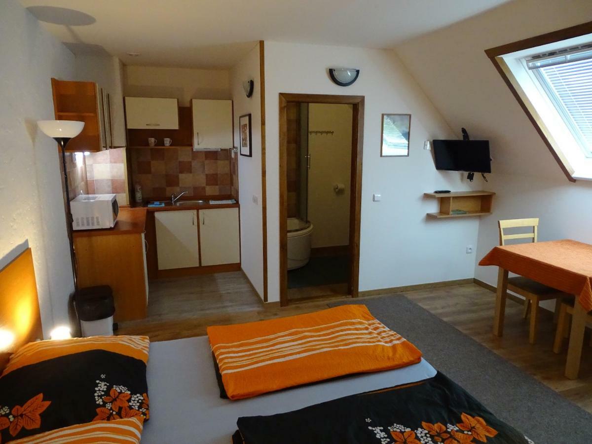 Penzion Pod Vapenkami Strážnice Exteriör bild